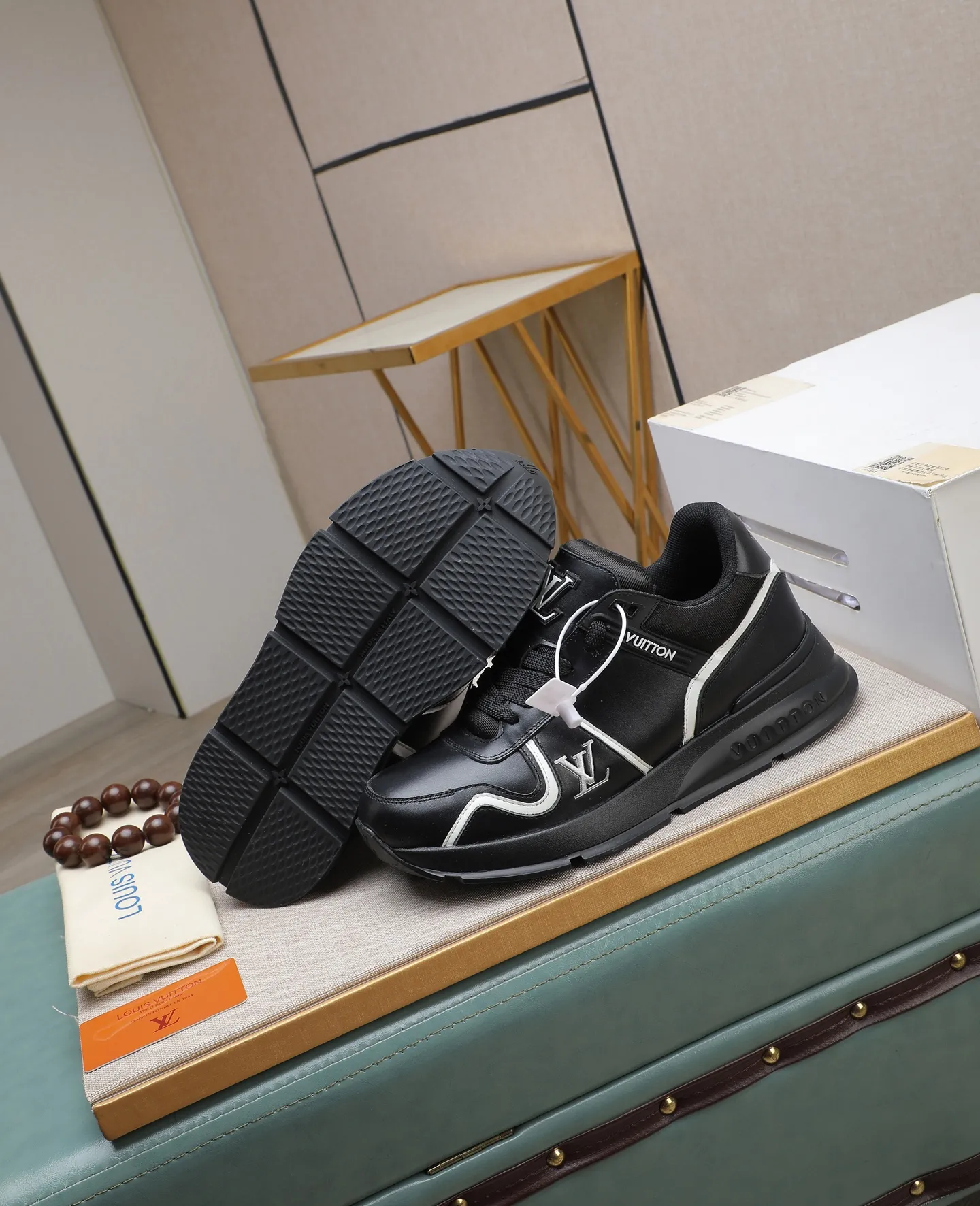 Men's shoes 💰600 📛📛【LOUIS VUITTON】New products synchronized on the official website 👟Milan fashion show style 🇰🇾🇰🇾LV family logo, celebrity style, a must-have for fashionistas ⚠️First-layer calfskin ➕Genuine leather lining ➕Official website original version special outsole 👞Number 38-44